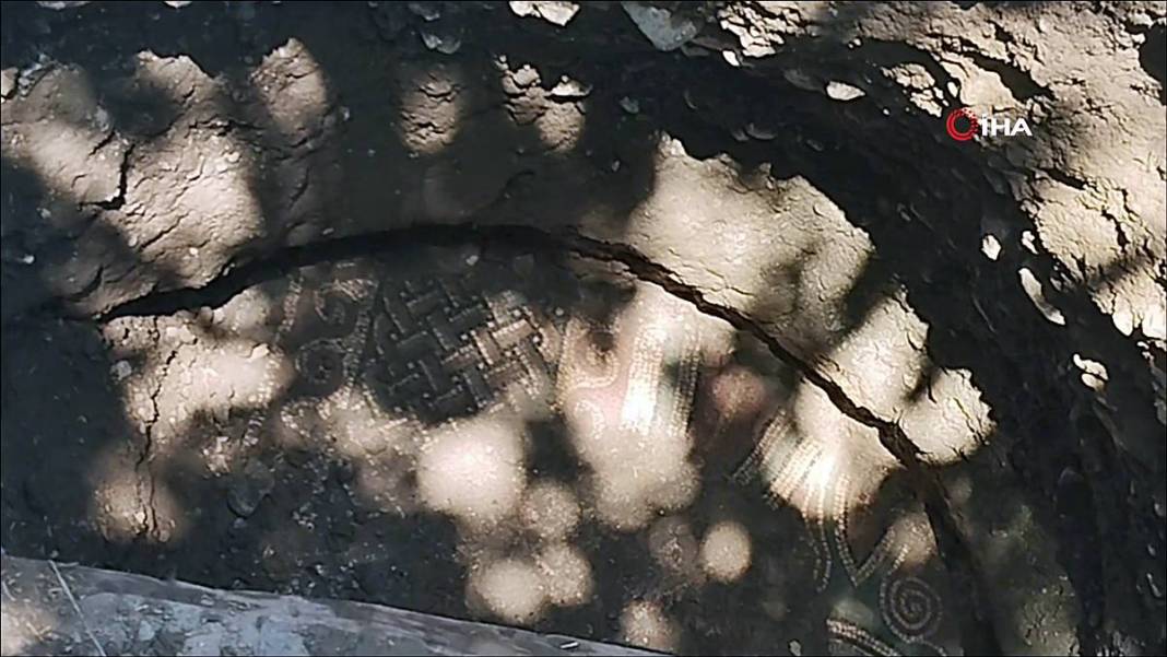 Yaptığı kaçak kazıyı sosyal medyada paylaşınca yakalandı! 2 bin yıllık Roma mozaiği buldu, İtalya'ya satacaktı 1